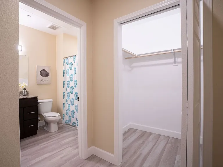 Pacific Heights Apartments — Photo 27