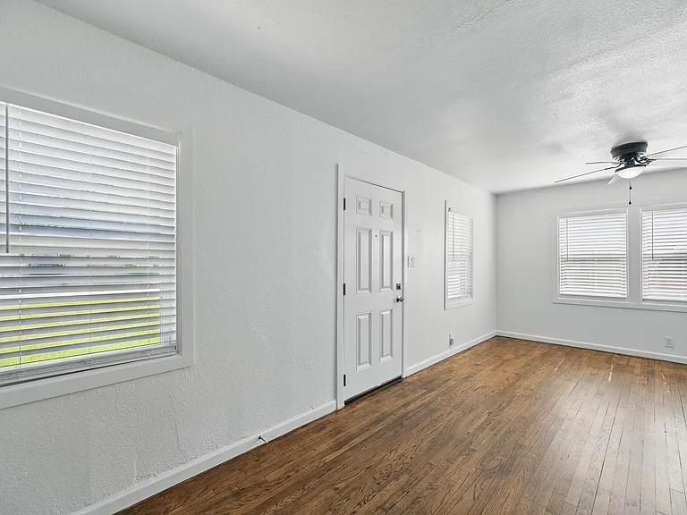 1205 Hamsted St — Photo 4