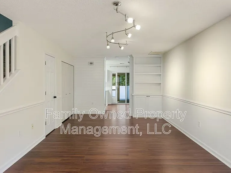 502 Tree Branch Cir — Photo 8