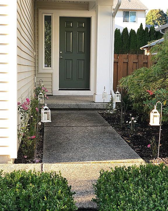 1st image of 934 Ebbets Dr SW