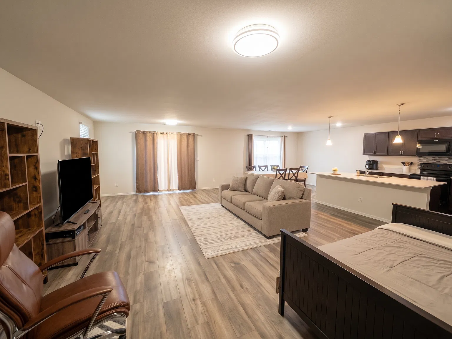 4 bed, 2.5 bath, 2365 sqft, $3,100 — Photo 3