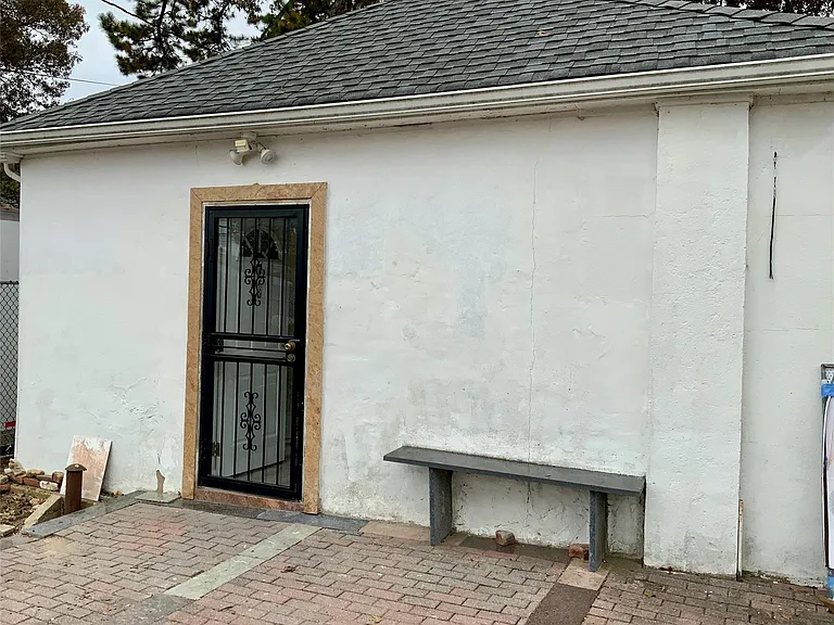 76 Garden City Ave — Photo 1
