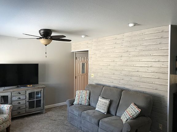 Livingroom w/feature wall