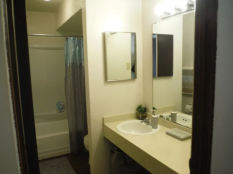 Evergreen Manor Apartments — Photo 5