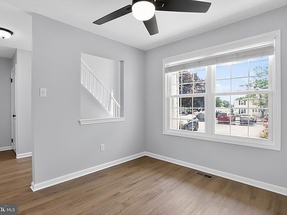 3rd image of 501 Somerset Ct