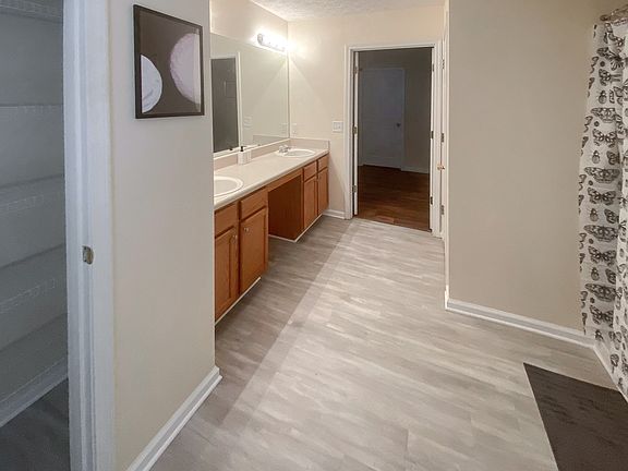 Big master sized shared bathroom