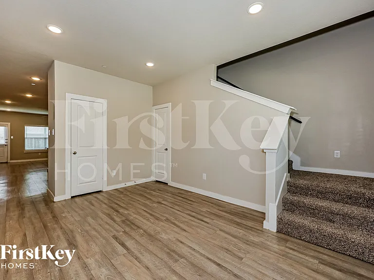 325 Niki Dr — Photo 8