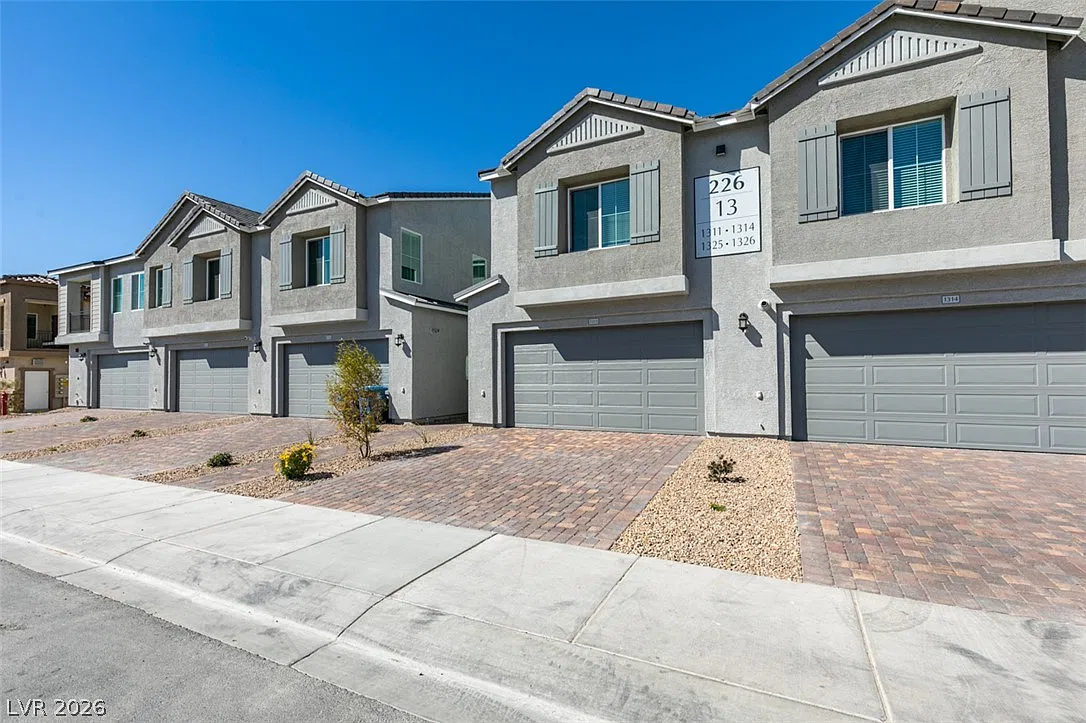 3 bed, 2.5 bath, 1640 sqft, $2,200 — Photo 2
