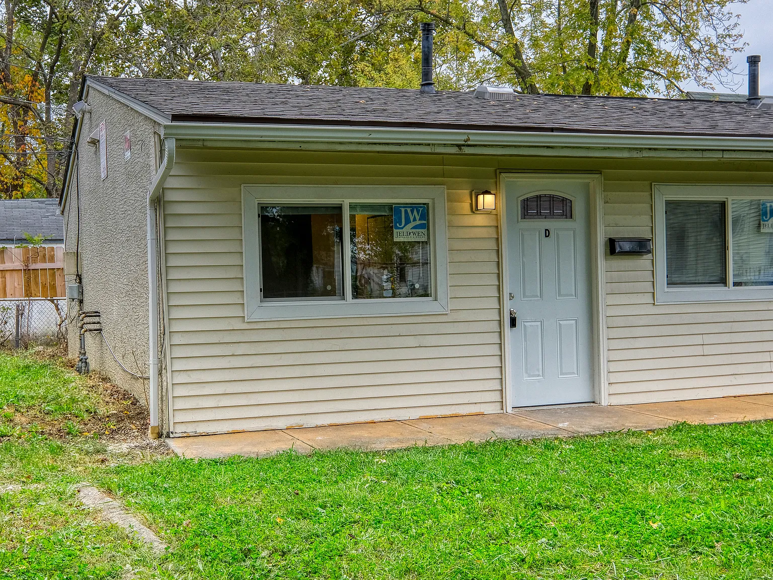 2 bed, 1.0 bath, 660 sqft, $950 — Photo 2