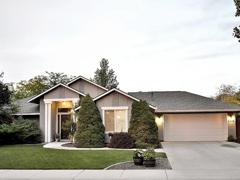 2340 N Warwick Ave — Photo 1