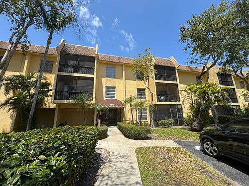 450 NW 20th St Photo 1