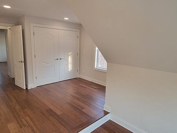 4th image of 6119 N Wolcott Ave #2