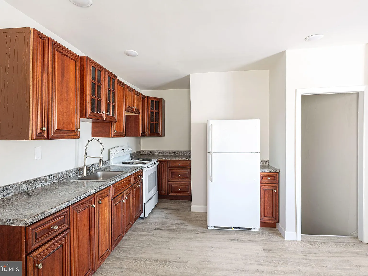 2 bed, 3004 sqft, $1,550 — Photo 2