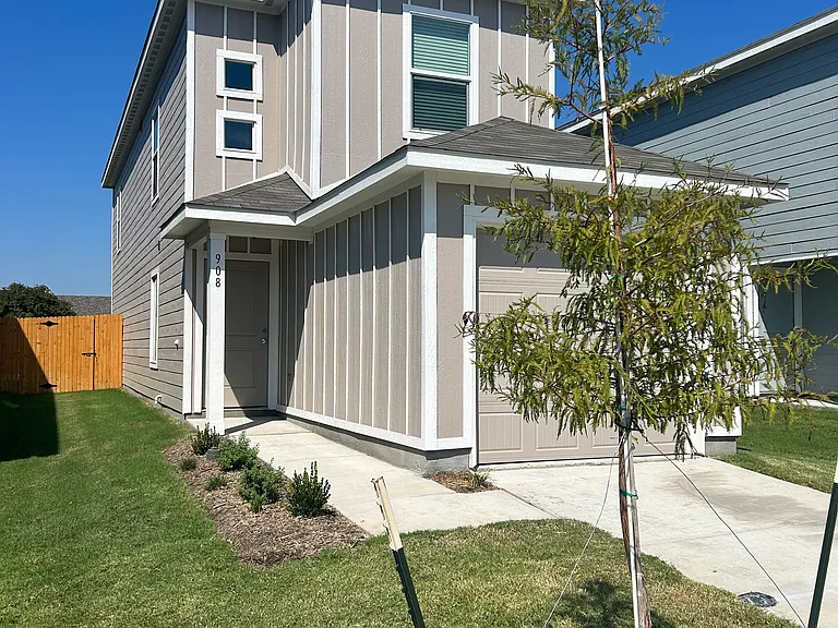 908 Grebe Dr — Photo 3