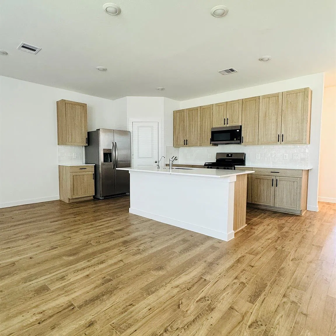 3 bed, 2.5 bath, 1913 sqft, $2,200 — Photo 4