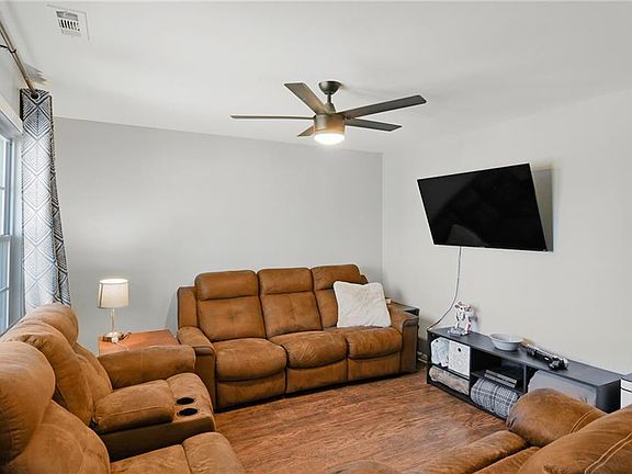 4th image of 900 Beaumont Ave
