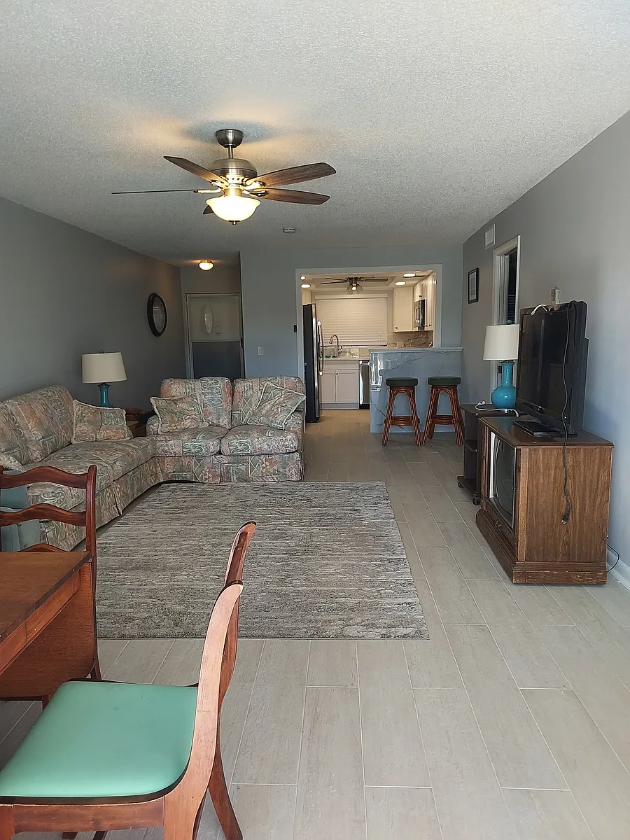 Building Photo - 1020 Palm View Dr #C-102