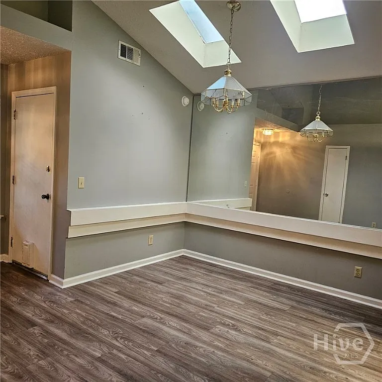 3 bed, 2.0 bath, 1387 sqft, $2,200 — Photo 4