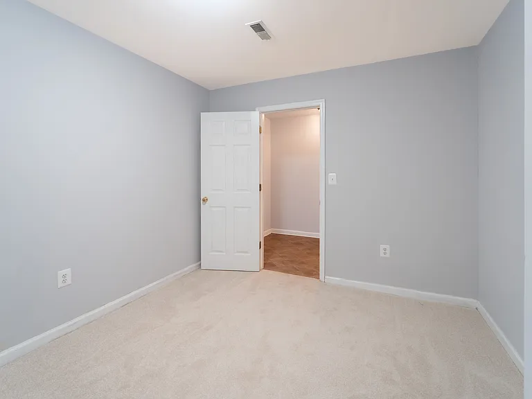 413 Lakeview Ct — Photo 23