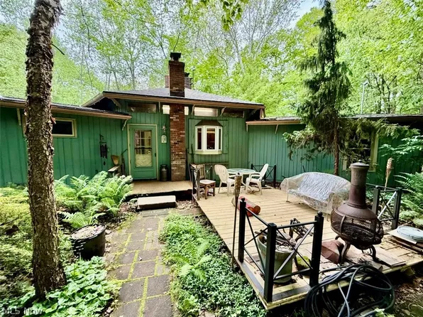 9090 Peasley Rd, Amherst, OH 44001