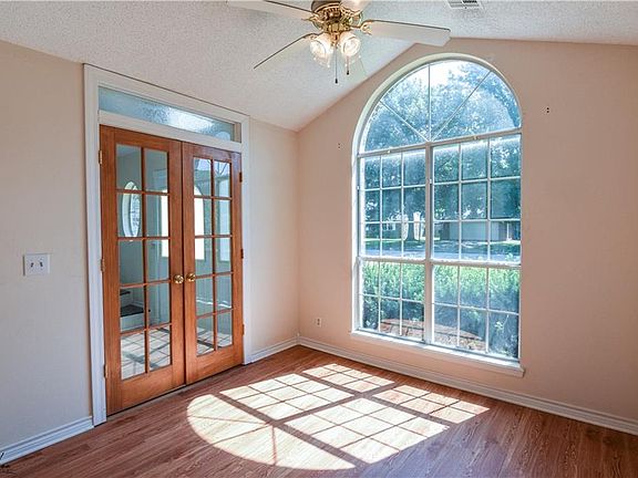4th image of 1004 N Oriole Ave