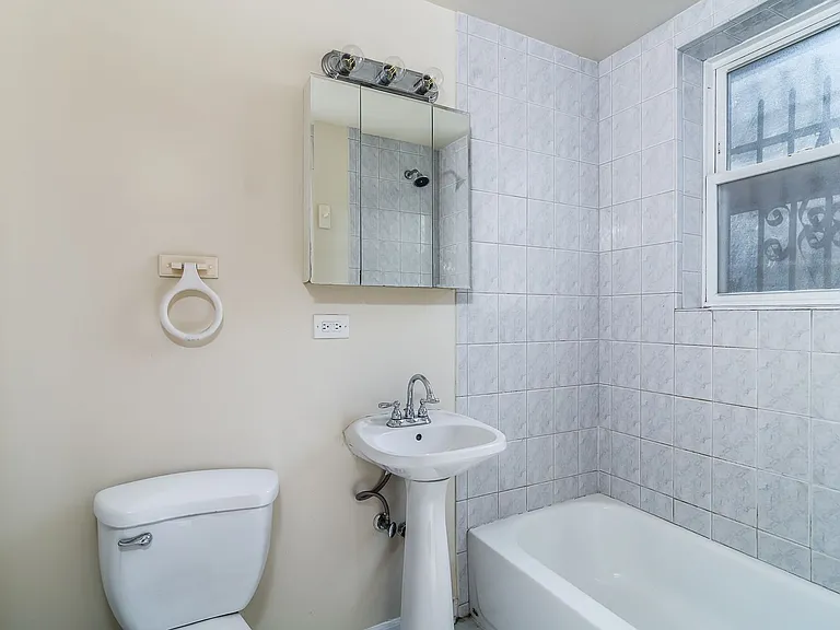 2523 E 75th St #306 — Photo 7