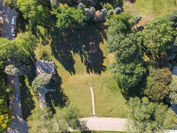 9955 Bloomfield Dr, Omaha, NE 68114