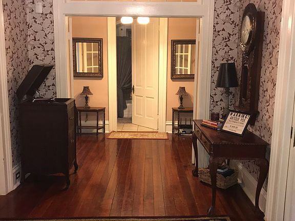 Entryway and foyer 