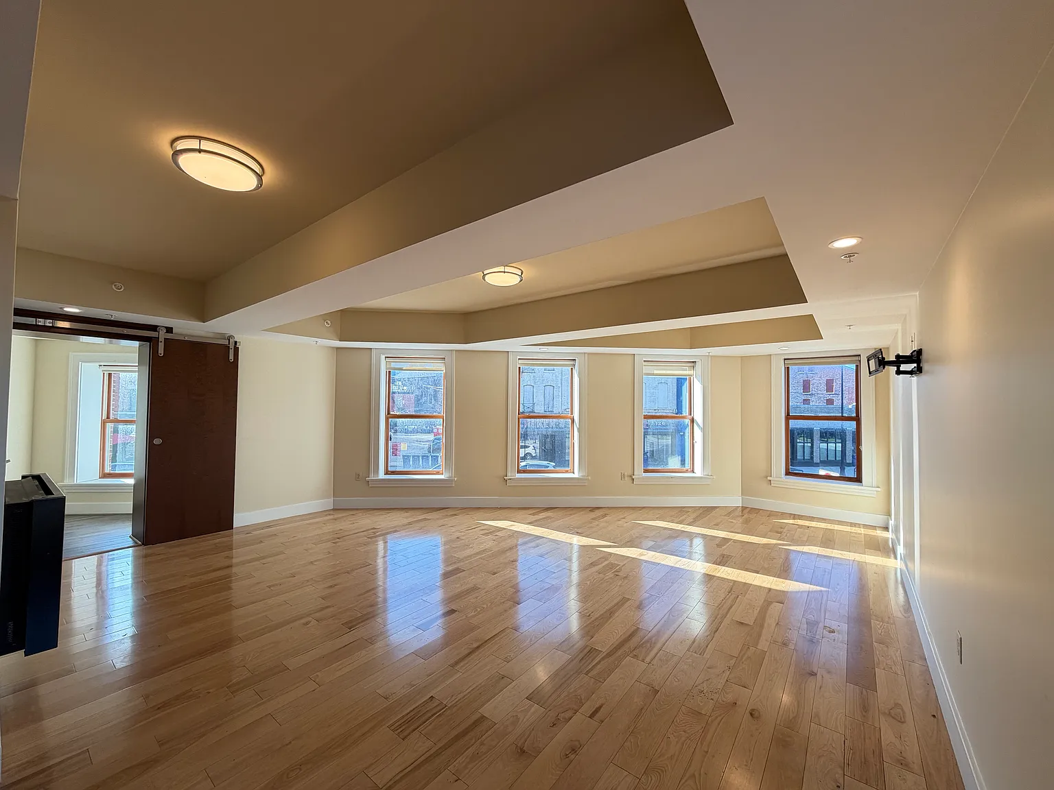 1 bed, 1050 sqft, $1,850 — Photo 2
