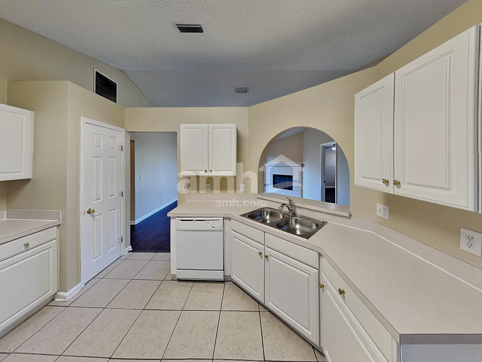 3 bed, 2.0 bath, 1431 sqft, $2,160 — Photo 3