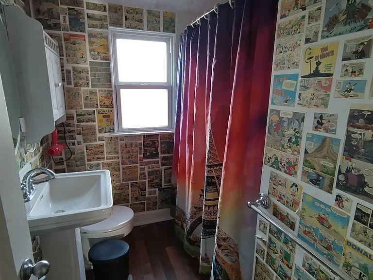 Small bathroom with tub/shower
