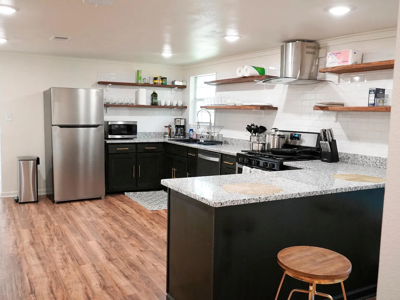 1010 W Chestnut St — Photo 3