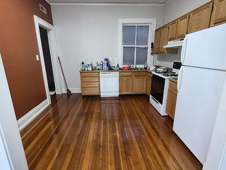 442 E 5th St #1 — Photo 4