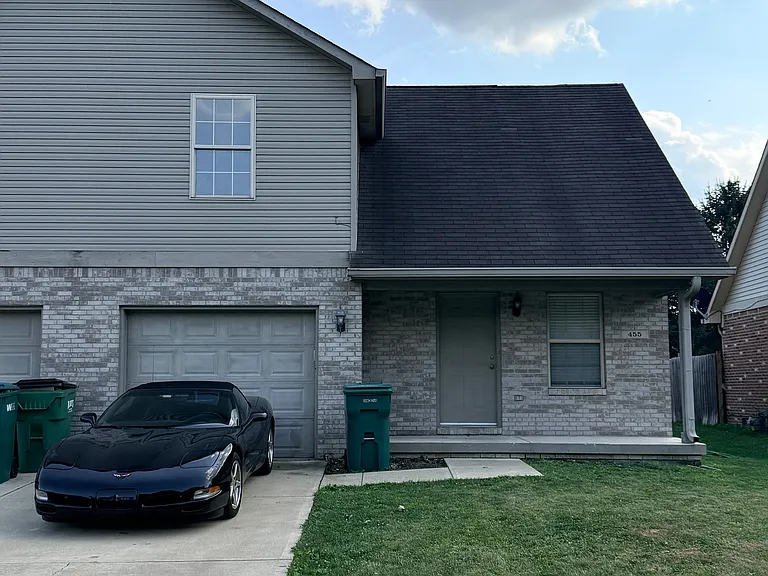 455 Elizabeth Ln — Photo 1