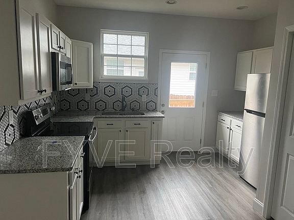 4th image of 2330 Parkview Ave NE