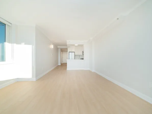 140 Riverside Boulevard image 3 of 21