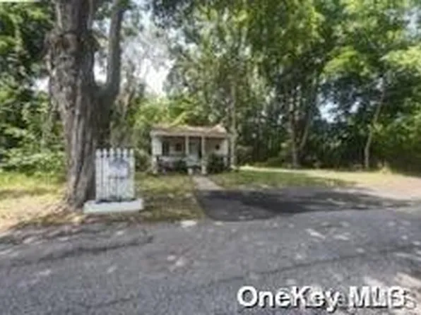 22 Forbes Street, Oakdale, NY 11769