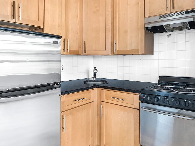 343 W 22nd St #6 — Photo 4