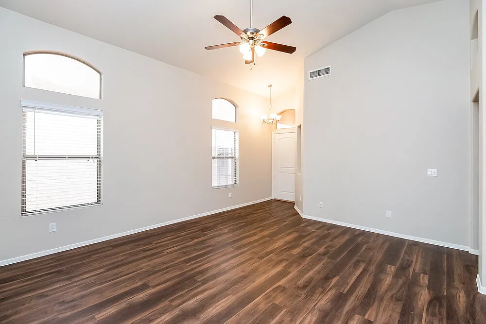3 bed, 2.0 bath, 1310 sqft, $2,020 — Photo 2