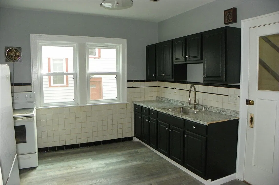 3 bed, 1.0 bath, 1354 sqft, $1,875 — Photo 3