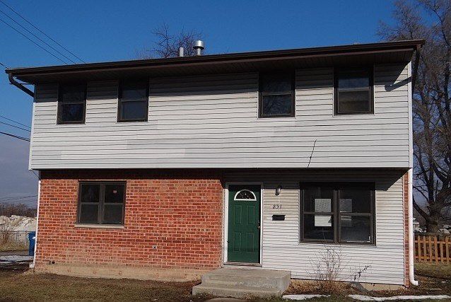 2nd image of 851 E Locust St