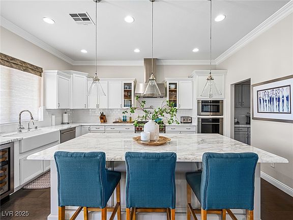 2nd image of 220 Villa Borghese St