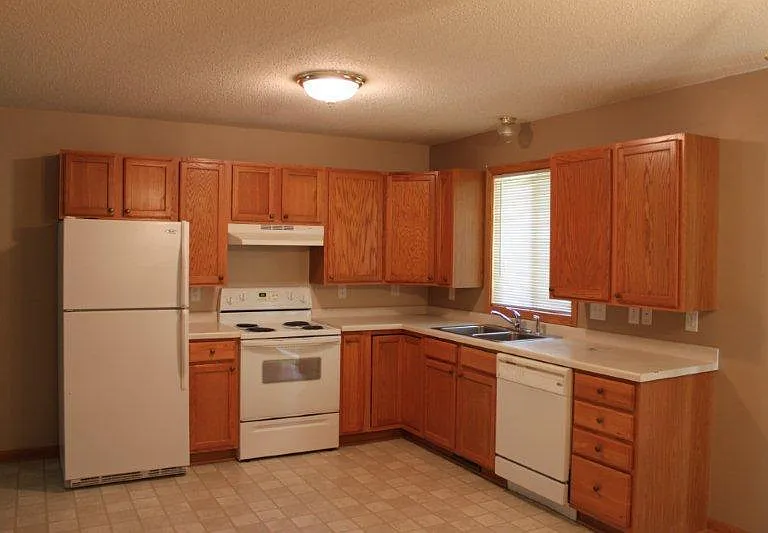 210 Hawkins Dr — Photo 4