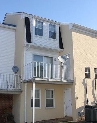 3rd image of 164 Leeds Ct W