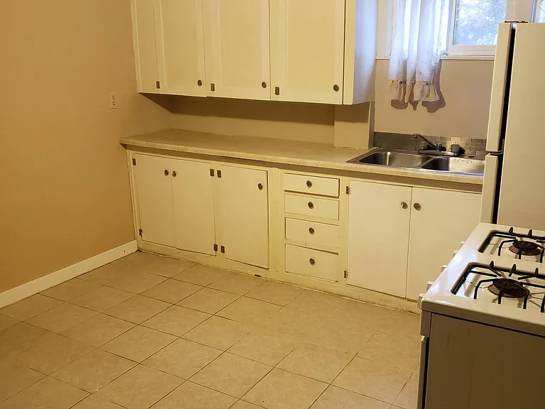 206 Clark St — Photo 2