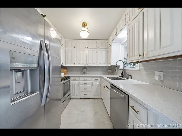 318 E Maple St — Photo 3