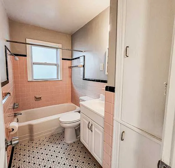 3241 Yale St N — Photo 12