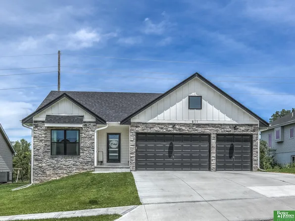 811 Grandview Dr, Louisville, NE 68037