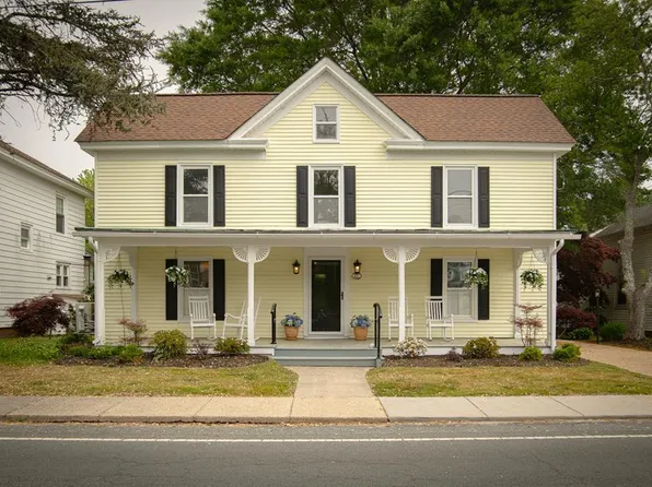 27 Main St, Wachapreague, VA 23480