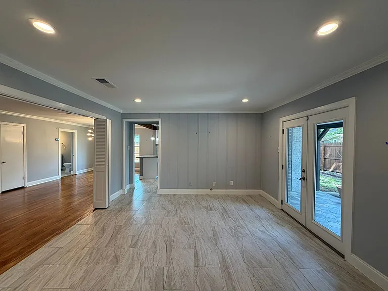 2555 W Kings Hwy — Photo 12